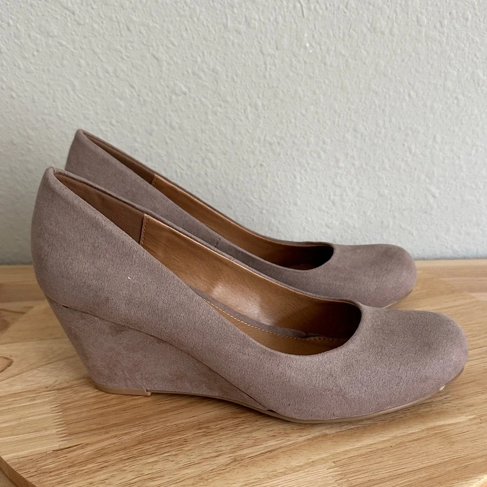 CL by Laundry Nima Womens Round Closed Toe Wedge Heel Pumps new 7.5M